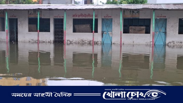 নোয়াখালীতে জলাবদ্ধতায় চরম দুর্ভোগ, তিন দিনের জন্য বিদ্যালয় বন্ধ ঘোষণা