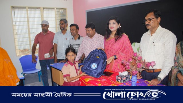 মহম্মদপুরে ইউএনও’র স্কুল ব্যাগ বিতরণে শিক্ষার্থীদের হাসি