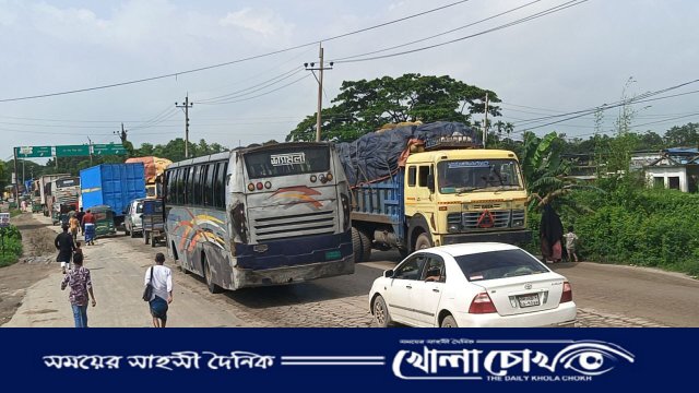 গর্ত আর যানজটে স্তব্ধ ব্রাহ্মণবাড়িয়ার মহাসড়ক