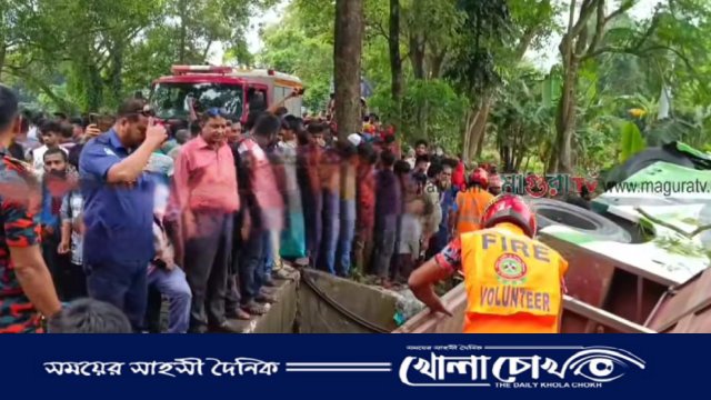 মাগুরায় ভ্যানকে ধাক্কা দিয়ে বাস খাদে