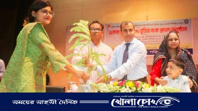 মাগুরায় ১৫৬ দুস্থ ও মেধাবী শিক্ষার্থীর হাতে শিক্ষাবৃত্তির চেক ও বৃক্ষ উপহার