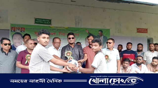 মধুখালীতে স্বেচ্ছাসেবক দলের উদ্যোগে ফুটবল বিতরণ