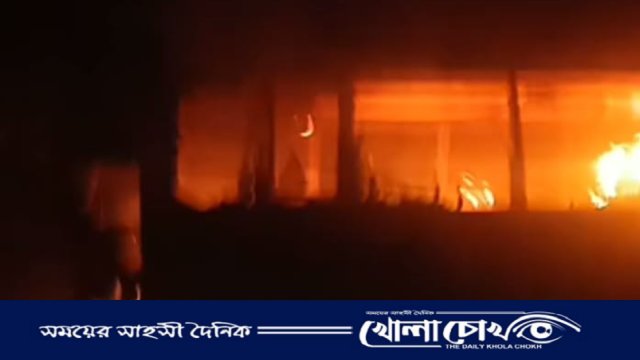 ফরিদপুরের করিমপুরে দুর্ঘটনায় জব্দকৃত বাসে আগুন