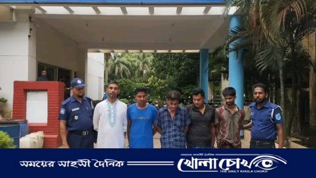 নবাবগঞ্জে পুলিশের অভিযানে আন্তঃজেলা ডাকাত চক্রের ৫ সদস্য গ্রেফতার