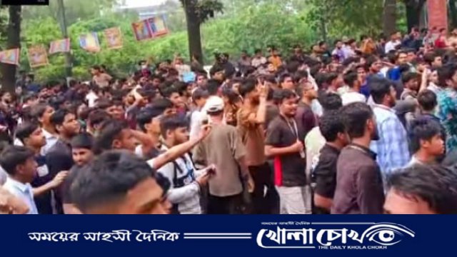 সচিবালয়ে ঢুকে পড়েছেন শিক্ষার্থীরা সব গেইট বন্ধ