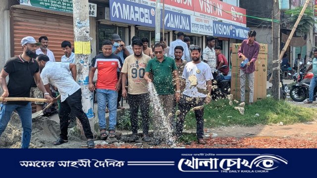 ব্যক্তিগত উদ্যোগে রাস্তা সংস্কার করে প্রশংসিত নাজমুল হাসান অভি