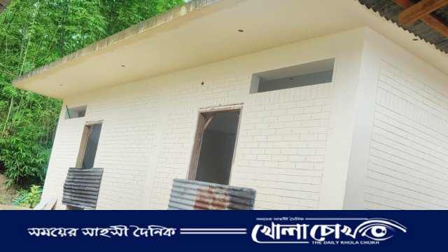 বিল নিয়ে উধাও ঠিকাদার, শৌচাগারহীন ৪ বছর কাটছে থানচির শতাধিক পুণ্যার্থীর