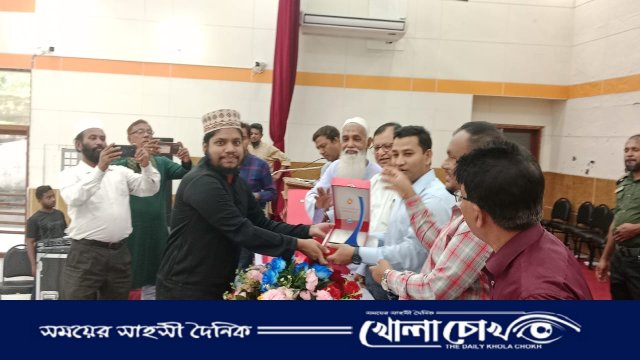 ফরিদপুরের আলফাডাঙ্গায় শ্রেষ্ঠ মাদ্রাসা শিক্ষার্থীদের ক্রেস্ট, সনদ ও নগদ অর্থ প্রদান