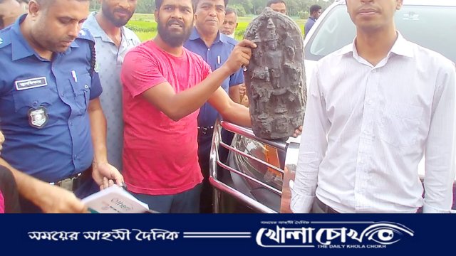 রাণীনগরে জমির মাটি খুঁড়তেই মিললো কষ্টি পাথরের বিষ্ণু মূর্তি
