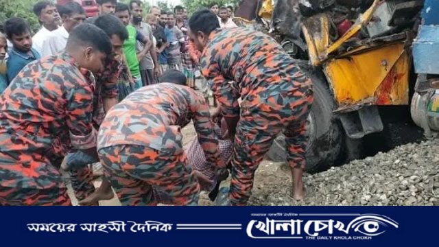 নওগাঁয় ট্রাকের মুখোমুখি সংঘর্ষে হেলপার নিহত, আহত চালক