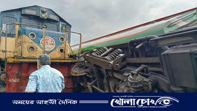লালমনিরহাটে দুই ট্রেনের মুখোমুখি সংঘর্ষ