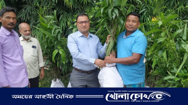 মাটিরাঙ্গায় জলবায়ু ও পরিবেশ উন্নয়নে ফলের চারা বিতরণ