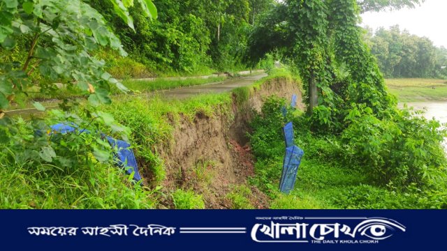 ধসে পড়া সড়কই এখন মরণ ফাঁদ, বিচ্ছিন্ন হওয়ার পথে বান্দরবানের রোয়াংছড়ি