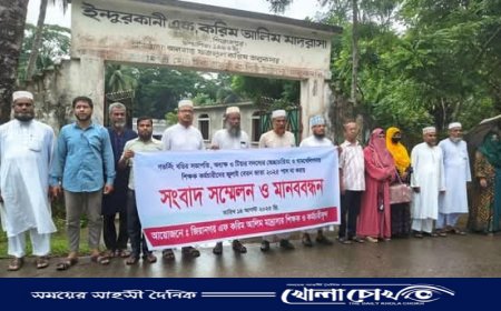 ১৫ হাজার টাকার ‘উপহার’ নিয়ে তুলকালাম, বেতন আটকে রাখায় রাস্তায় নামলেন শিক্ষকরা