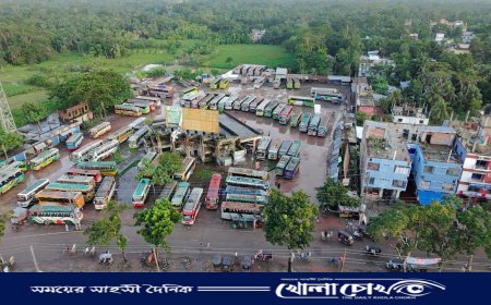 বাস রাখলে উঠাতে হয় ক্রেন দিয়ে, দুর্ভোগে ৩০ হাজার যাত্রী