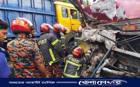 রাজবাড়ীতে বাস-ট্রাকের মুখোমুখি সংঘর্ষ: দুমড়ে-মুচড়ে গেল দুই বাহন