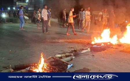 শিক্ষকের অপসারণ দাবিতে রাজশাহীতে নর্থবেঙ্গল বিশ্ববিদ্যালয়ের শিক্ষার্থীদের সড়ক অবরোধ