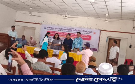 ফরিদপুরে সুবিধাবঞ্চিত ও বিশেষ চাহিদা সম্পন্ন শিক্ষার্থীদের মাঝে চেক বিতরণ