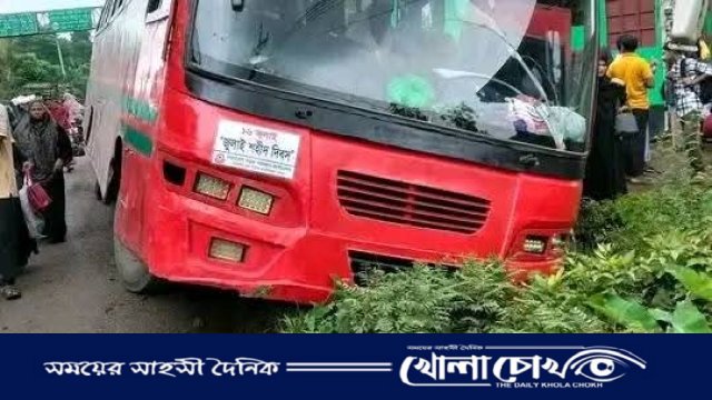 ঝালকাঠির রাজাপুরে বিআরটিসি বাস নিয়ন্ত্রণ হারিয়ে খাদে