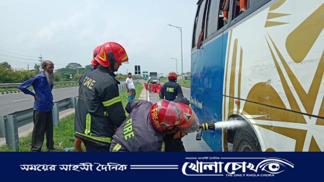 পদ্মা সেতুর উত্তর প্রান্তে চলন্ত বাসে আগুন