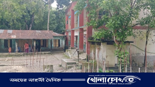 বিদ্যালয়ের মাঠ দখল করে সড়ক ও কালভার্ট নির্মাণ