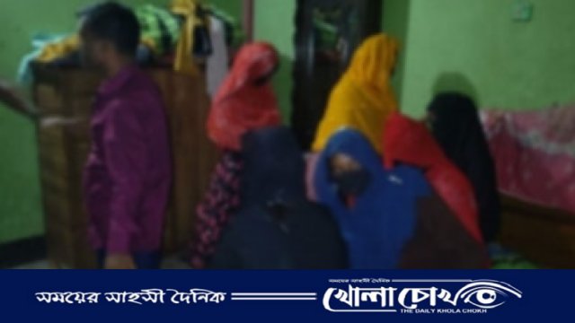 সাভারের আশুলিয়ায় বসতবাড়িতে পুলিশের অভিযান, নারীসহ আটক ১২