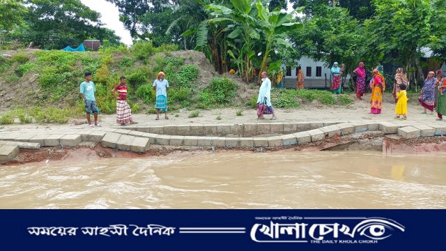 মধুমতির তীরে নতুন বাঁধে ধস