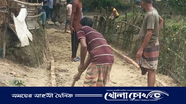 আত্রাইয়ে চলাচলের অযোগ্য রাস্তা: বাধ্য হয়ে গ্রামবাসীর নিজস্ব অর্থায়নে সংস্কার