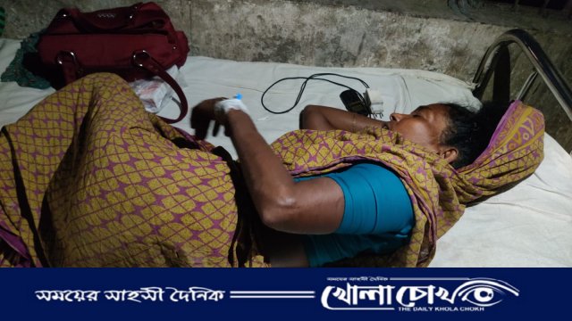 পুত্রবধূর লাঠির আঘাতে হাসপাতালে কাতরাচ্ছেন এক বৃদ্ধা শাশুড়ি