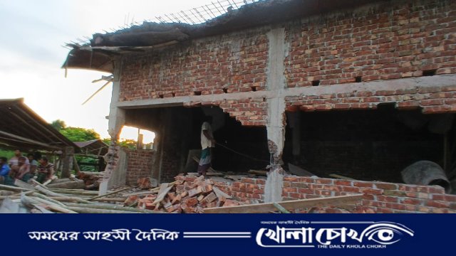 নোটিশকে পাত্তা না দেওয়ায় গুঁড়িয়ে গেল পাকা স্থাপনা