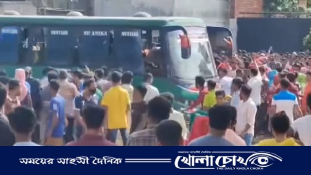 বকেয়া বেতনের দাবিতে আশুলিয়ায় শ্রমিকদের মহাসড়ক অবরোধ