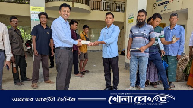 ভারী ও টানা বৃষ্টিতে ক্ষতিগ্রস্ত ২৮০ পরিবার পেল ঢেউটিন ও নগদ টাকা