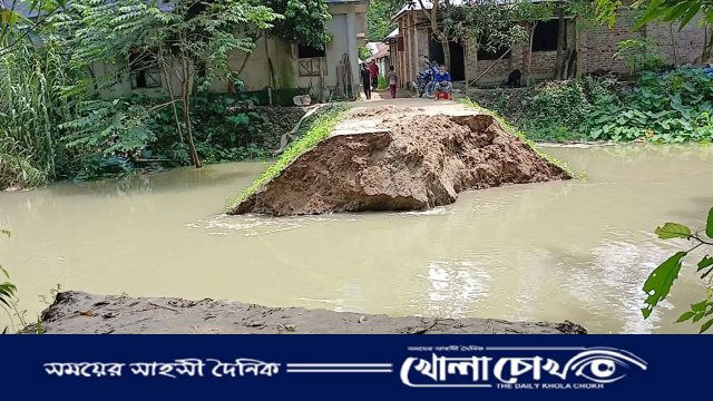 আত্রাই নদীর বেড়িবাঁধ ভেঙে নিম্নাঞ্চল প্লাবিত