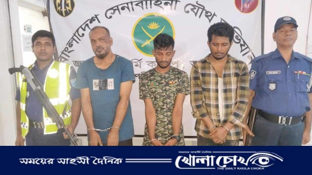 আশুলিয়ায় ভোরে তিন ছিনতাইকারীকে আটক করল সেনাবাহিনী