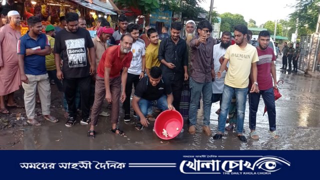 ফরিদপুর মেডিকেল কলেজ হাসপাতালের সামনে জলাবদ্ধতা ইস্যুতে ভিন্নধর্মী প্রতিবাদ