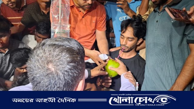 অনশনকারীদের ডাব খাইয়ে ৫৯ ঘণ্টা পর অনশন ভাঙালেন বেরোবি উপাচার্য