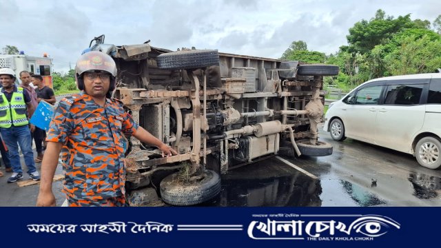 ঢাকা-মাওয়া এক্সপ্রেসওয়েতে বাসের ধাক্কায় কাভার্ডভ্যান উল্টে চালক আহত