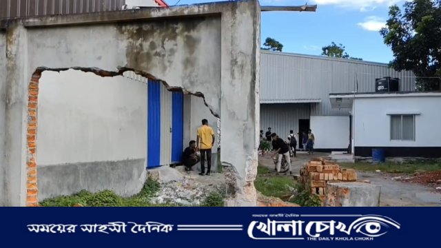 সাভারের আশুলিয়ায় প্রিন্টিং কারখানা দখল নিতে হামলা ও ভাংচুর