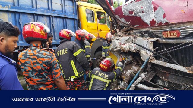 রাজবাড়ীতে বাস-ট্রাকের মুখোমুখি সংঘর্ষ: দুমড়ে-মুচড়ে গেল দুই বাহন