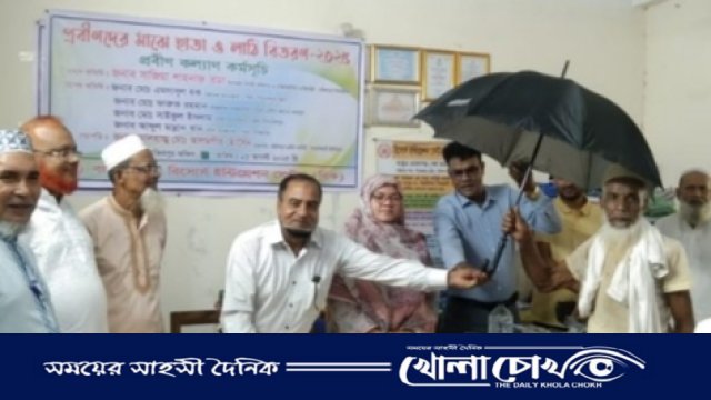নাজিরপুরে প্রবীণদের মাঝে রিকের উদ্যোগে লাঠি ও ছাতা বিতরণ