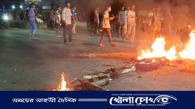 শিক্ষকের অপসারণ দাবিতে রাজশাহীতে নর্থবেঙ্গল বিশ্ববিদ্যালয়ের শিক্ষার্থীদের সড়ক অবরোধ