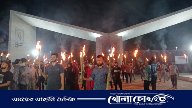 প্রকৌশল শিক্ষার্থীদের ওপর পুলিশি হামলার প্রতিবাদে বেরোবিতে মশাল মিছিল