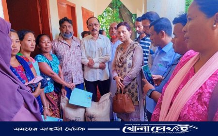 কাপ্তাইয়ে ভি ডব্লিউ বি কার্ডধারীদের মধ্যে চাল বিতরণ