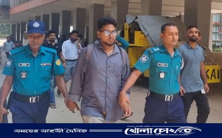 বিক্ষুব্ধ শিক্ষার্থীদের হাতে ছাত্রলীগ নেতা আটক