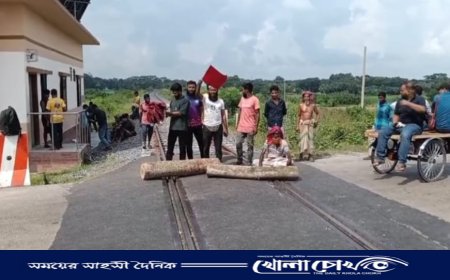ভাঙ্গায় মহাসড়কের পর রেলপথ অবরোধ