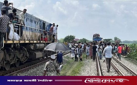 ব্রাহ্মণবাড়িয়ায় অবৈধ রেলক্রসিং বন্ধে উত্তেজনা, এলাকাবাসীর ট্রেন অবরোধ
