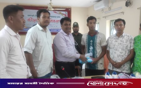 রোয়াংছড়িতে উপজেলা প্রশাসনের উদ্যোগে ফুটবলারদের মাঝে ক্রীড়া সামগ্রী বিতরণ