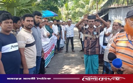 নোয়াখালীতে অস্থায়ী পুলিশ ক্যাম্প স্থাপনের দাবিতে বিক্ষোভ ও মানববন্ধন