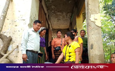 রুমায় দুস্থ নারীদের অভিযোগে ইউপি চেয়ারম্যানকে তাৎক্ষণিক চাল বিতরণের নির্দেশ