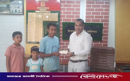 রাণীনগরে মা-হারা দুই শিশুকে ইউএনও’র আর্থিক সহায়তা